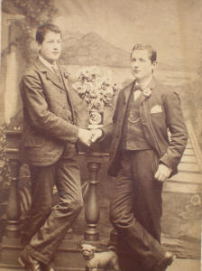 Ritratto di fratelli in abiti tradizionali (1910)